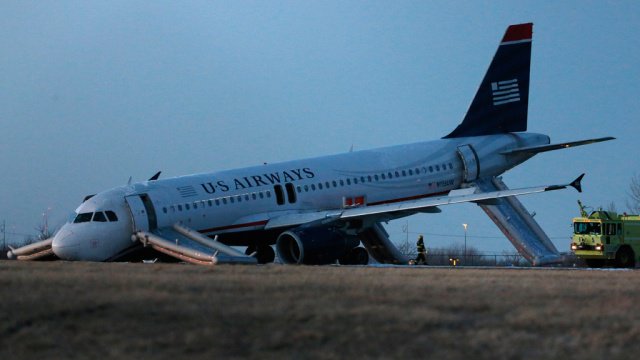 Пассажирский самолет «сел на брюхо» в аэропорту Филадельфии