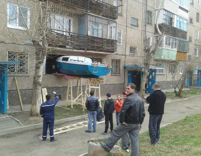 Собрали в квартире лодку