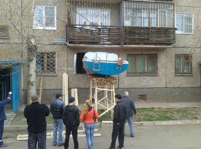 Собрали в квартире лодку