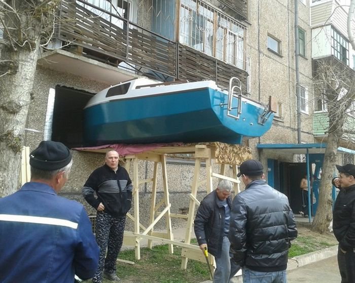 Собрали в квартире лодку