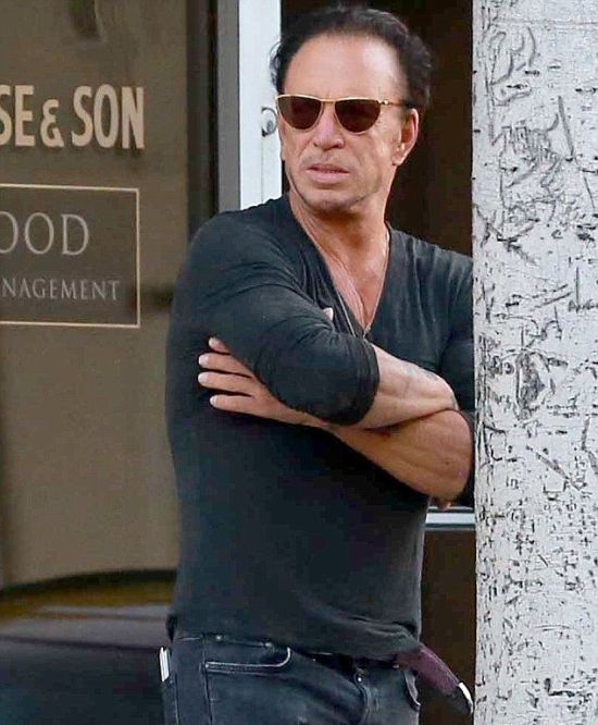 Микки Рурк опять подправил морду лица (3 фото)