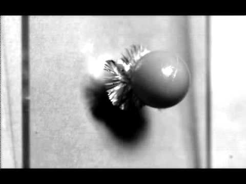 Стальной шарик разбивает стекло