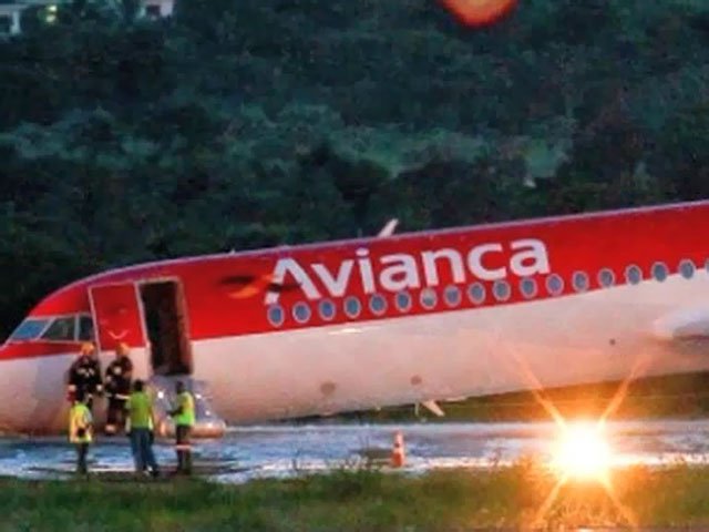 В Бразилии пилот посадил пассажирский самолет на брюхо