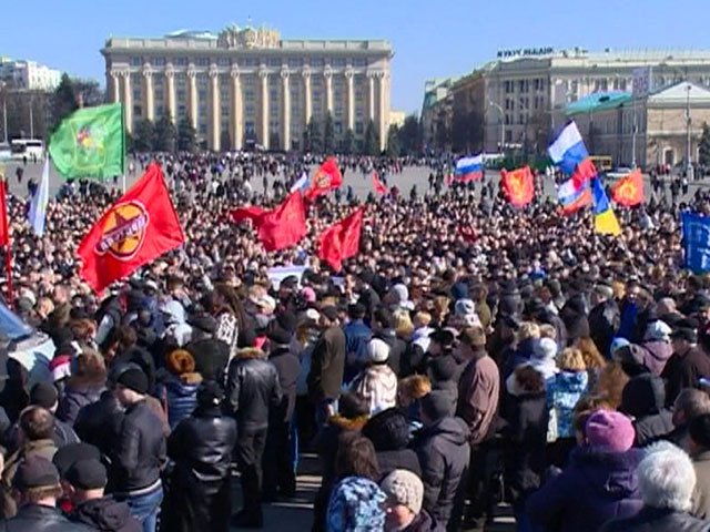 Митингующие в Харькове требуют создать юго-восточную автономию