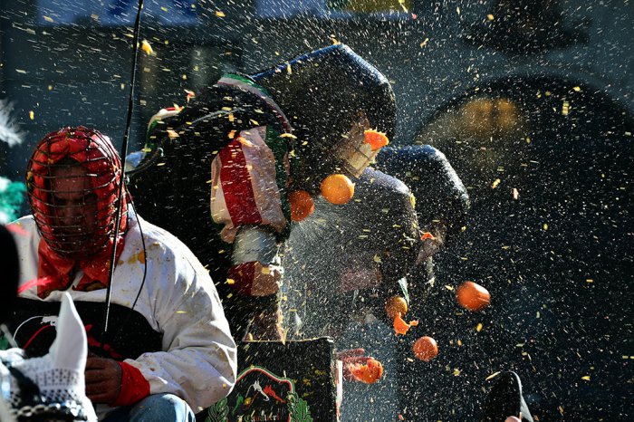 В Италии прошла битва апельсинами | 14 фото