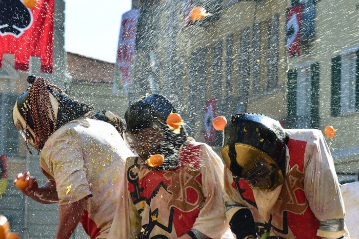 В Италии прошла битва апельсинами | 14 фото