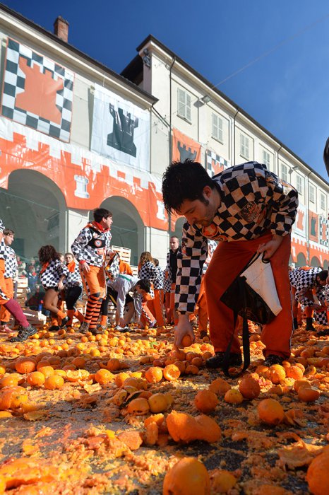 В Италии прошла битва апельсинами | 14 фото