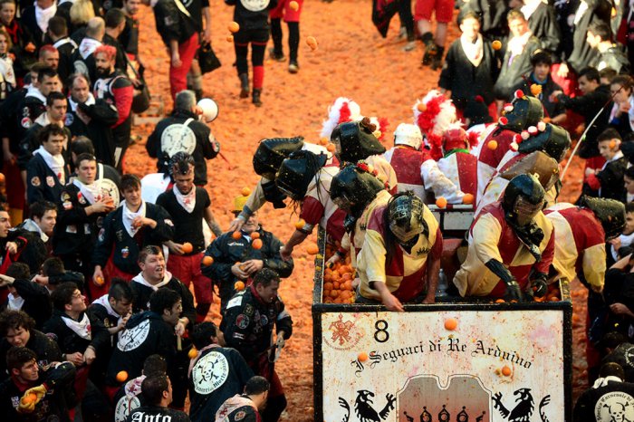 В Италии прошла битва апельсинами | 14 фото