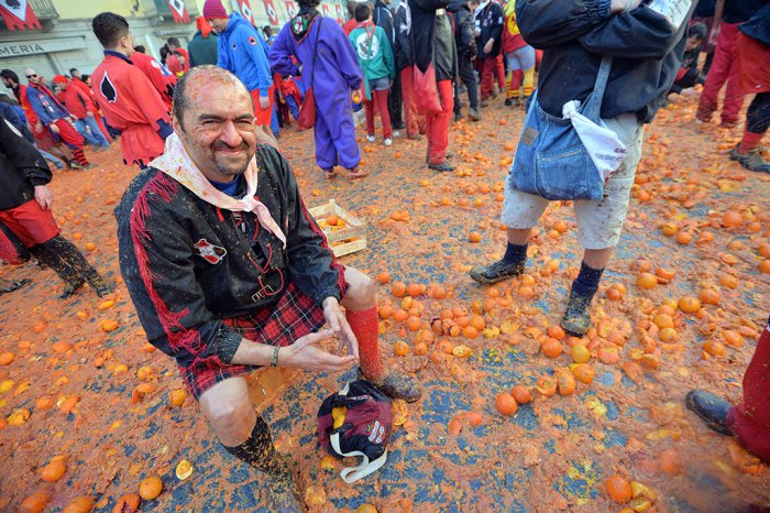 В Италии прошла битва апельсинами | 14 фото