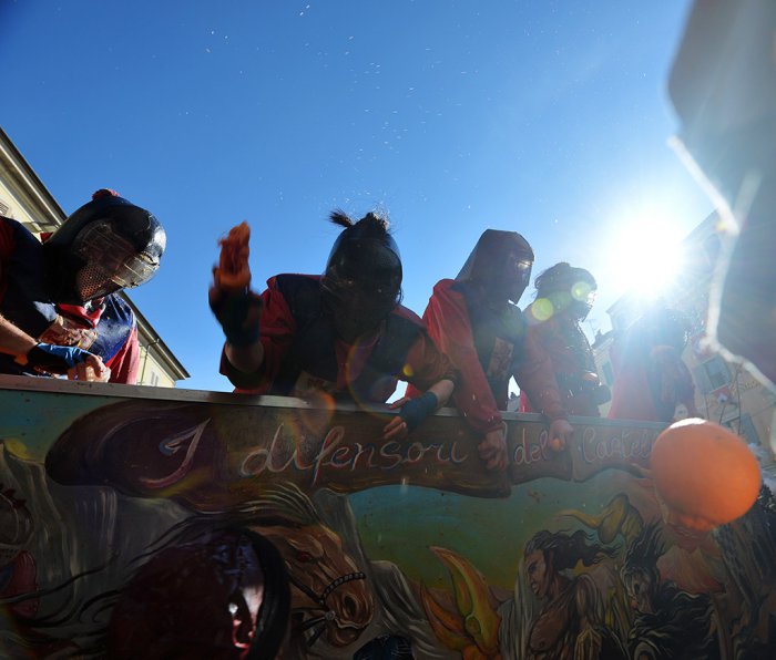 В Италии прошла битва апельсинами | 14 фото