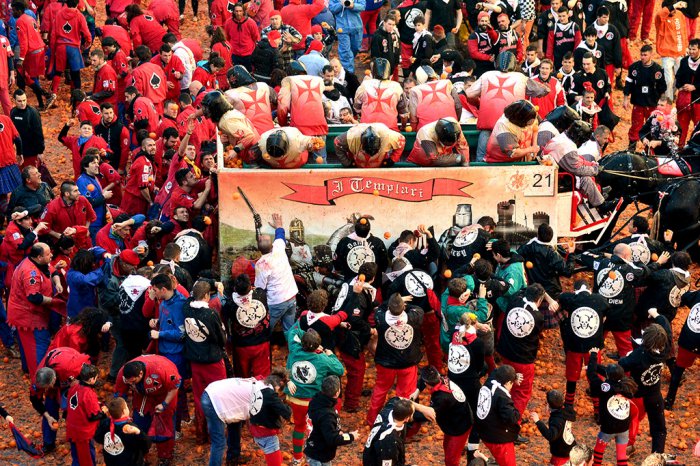 В Италии прошла битва апельсинами | 14 фото