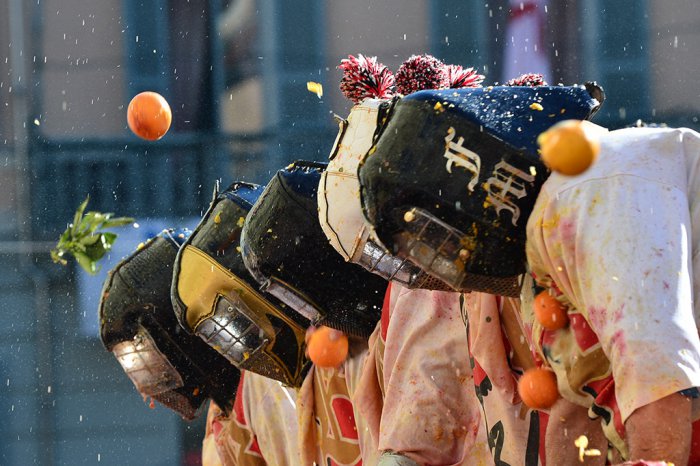 В Италии прошла битва апельсинами | 14 фото