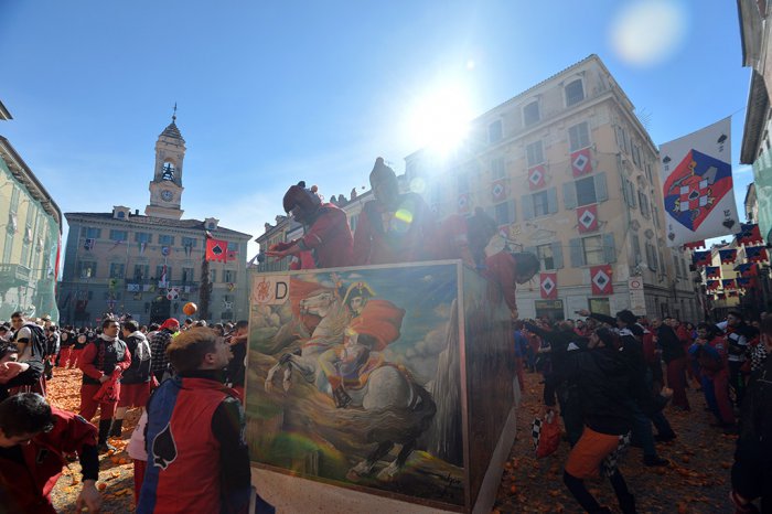 В Италии прошла битва апельсинами | 14 фото