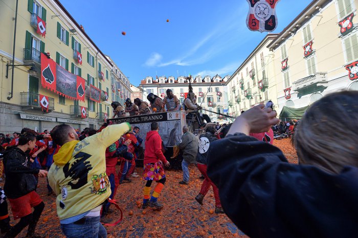 В Италии прошла битва апельсинами | 14 фото