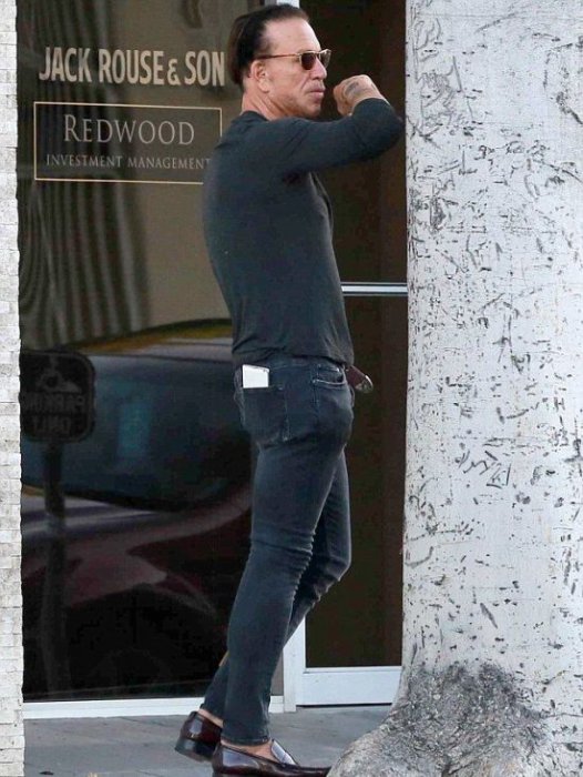 Микки Рурк опять подправил морду лица (3 фото)