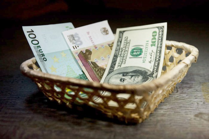 Евро опустился ниже 50 руб., доллар - 36 руб.