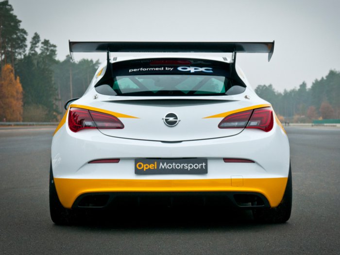Почти гоночный Opel Astra OPC будет стоить в России 1,4 млн рублей