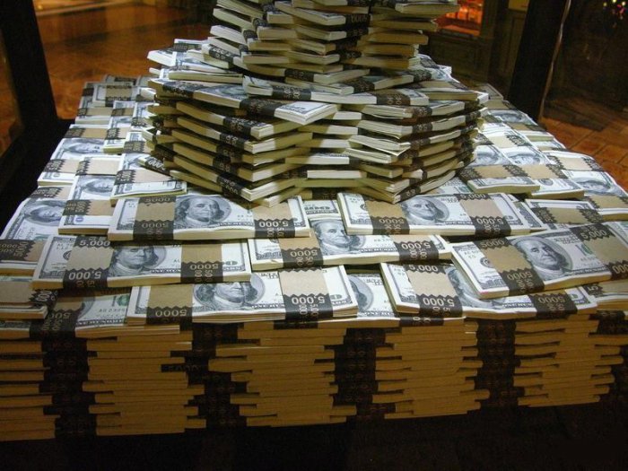 При обысках у экс-министров Украины нашли 5 миллионов долларов и 50 килограмм золота