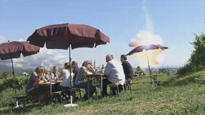 Молния попала в зонт на пикнике!