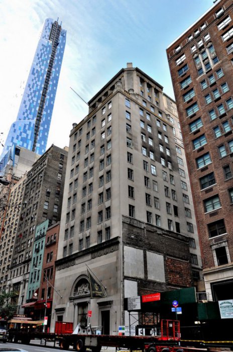 Небоскреб на пятачке