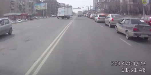 Один поворачивал , другой летел