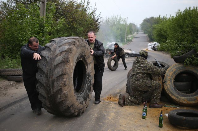 Славянск в блокаде, но не сдает позиций Славянск в блокаде, но не сдает позиций