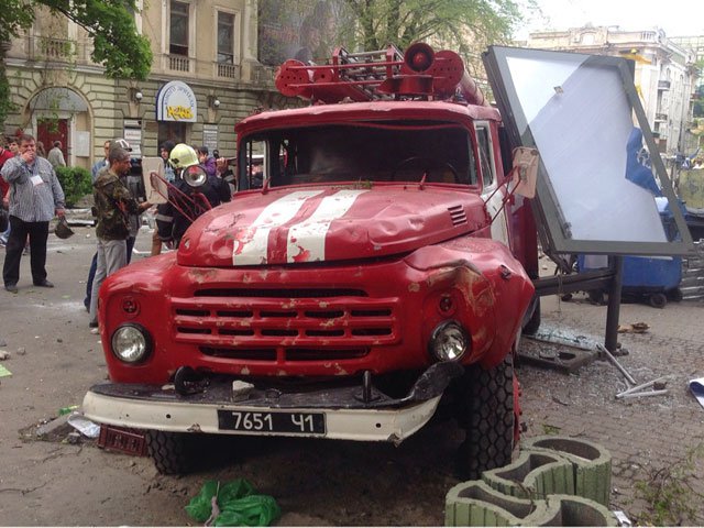 Одесситы окружили здание милиции и требуют наказать виновных Одесситы окружили здание милиции и требуют наказать виновных