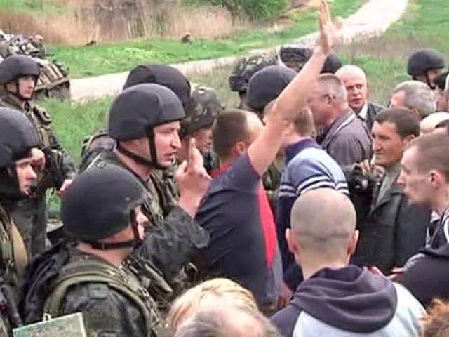 У телевышки в Славянске идет бой