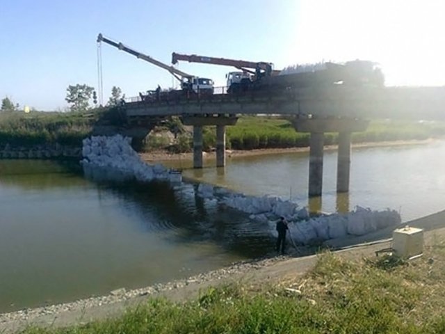 Украина строит дамбу, чтобы совсем оставить Крым без воды Украина строит дамбу, чтобы совсем оставить Крым без воды