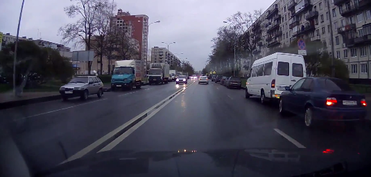 Неадекват сбил людей на тротуаре и скрылся