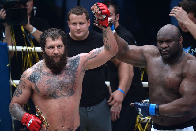 Скандально известный боец Александр Емельяненко попал в аварию в Тамбове Скандально известный боец Александр Емельяненко попал в аварию в Тамбове