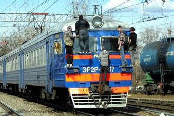 В Красноярске 19-летний «зацепер» обгорел на крыше поезда