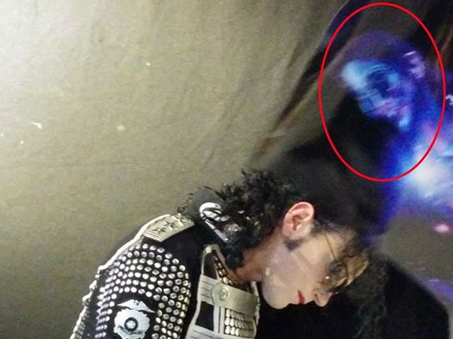 Британец сфотографировал призрака Майкла Джексона. Жесть. Смотреть под катом Британец сфотографировал призрака Майкла Джексона. Жесть. Смотреть под катом