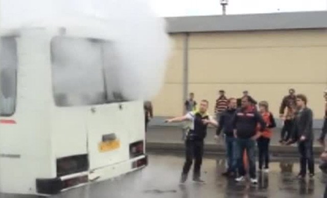 Автобус провалился в яму с кипятком в Красноярске: 11 пострадавших Автобус провалился в яму с кипятком в Красноярске: 11 пострадавших