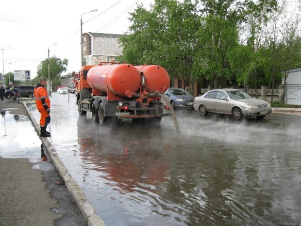Автобус провалился в яму с кипятком в Красноярске: 11 пострадавших