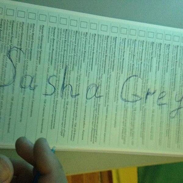 Украинские избиратели в знак протеста портят бюллетени