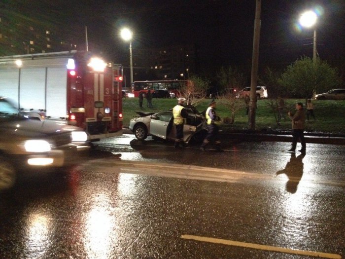 Toyota сложилась при ударе о столб на Высотной: водитель погиб