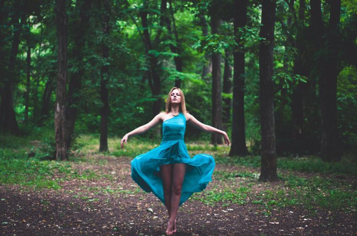 Девушки в платьях (61 фото)