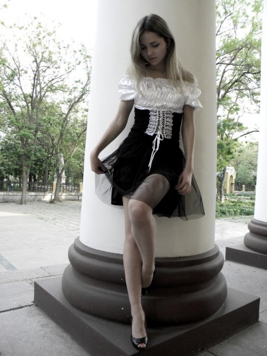 Девушки в платьях (61 фото)