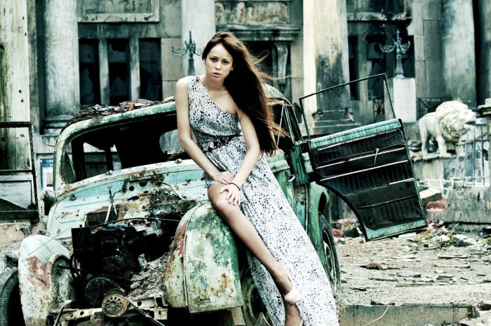 Девушки в платьях (61 фото)