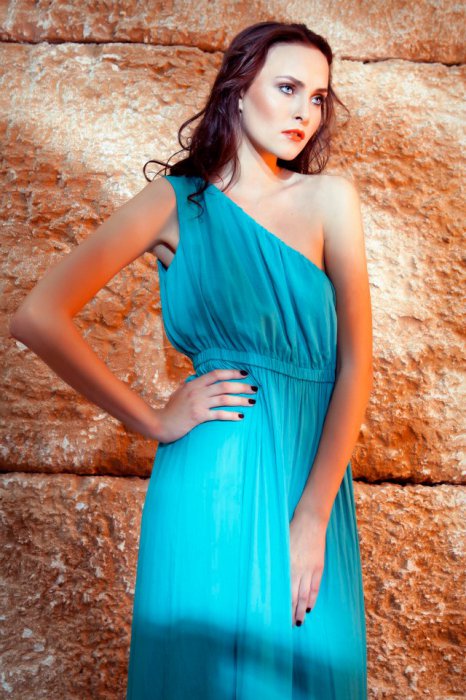 Девушки в платьях (61 фото)