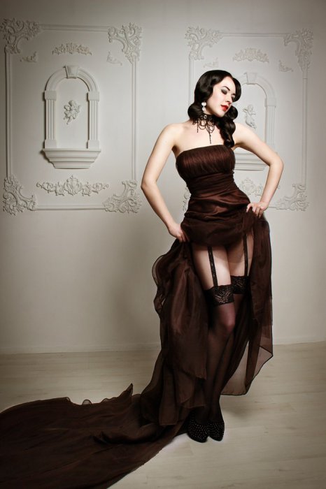 Девушки в платьях (61 фото)