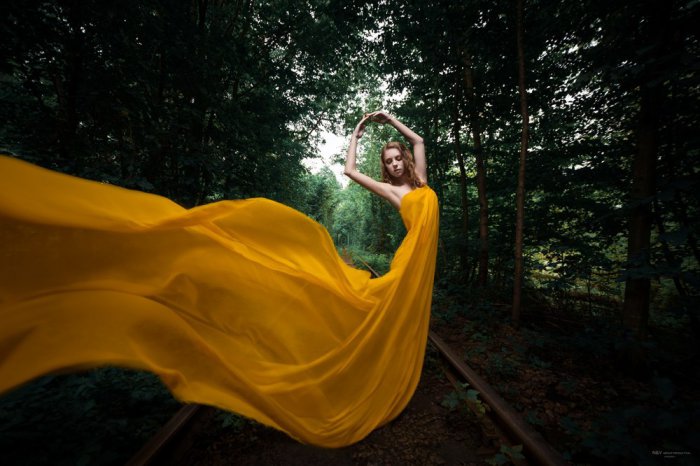 Девушки в платьях (61 фото)