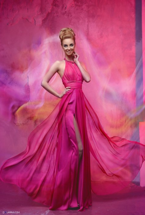 Девушки в платьях (61 фото)