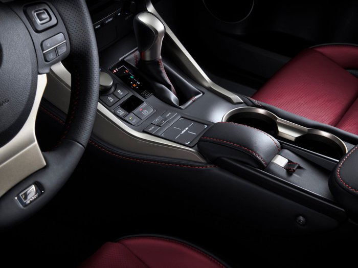 Lexus привезет компактный кроссовер NX в Россию