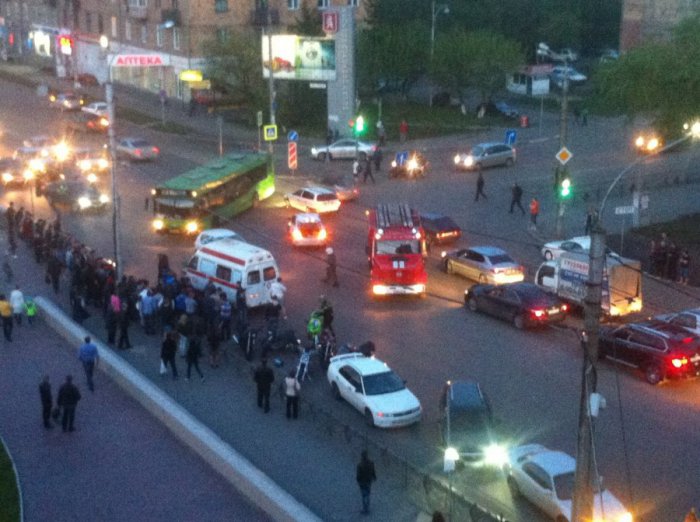 Мотоциклист с пассажиром разбились о разворачивающийся «Солярис»