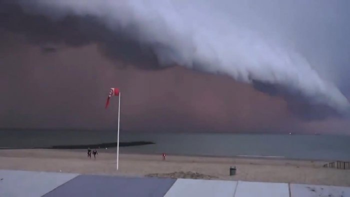 Невероятная гроза надвигается на пляж