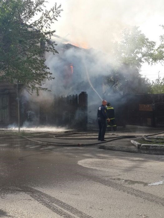 На Ленина 154 пожар. 2х этажный нежилой дом. Площадь 500м.кв.