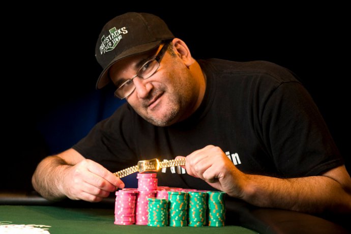 Николас Кейдж потренирует покерфейс?