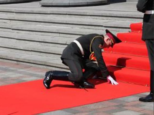 Солдат, едва не упавший на Порошенко, отправится воевать на восток Украины